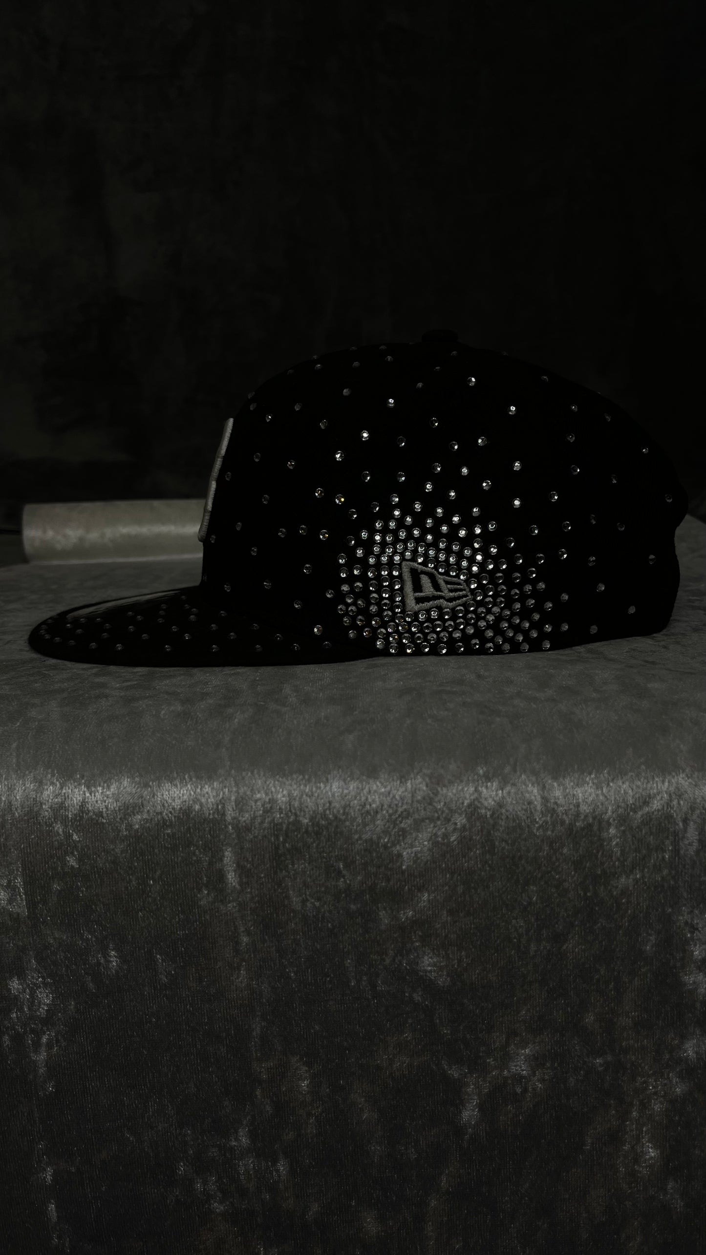 CAPPELLO GALAXY NERO CON CRISTALLI